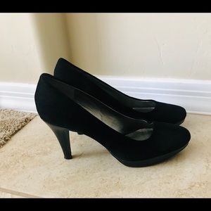 Bandolino black suede pumps